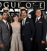 Rogue_One_A_Star_Wars_Story_Premiere_in_Hollywood_2810929.jpg