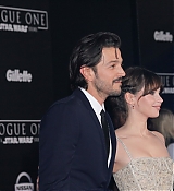 Rogue_One_A_Star_Wars_Story_Premiere_in_Hollywood_2815229.jpg