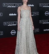 Rogue_One_A_Star_Wars_Story_Premiere_in_Hollywood_2821129.jpg