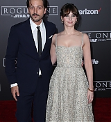 Rogue_One_A_Star_Wars_Story_Premiere_in_Hollywood_286329.jpg